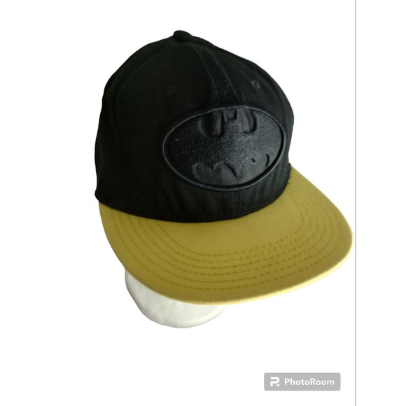 Official DC Comics Batman Black Embroidered Logo And Yellow Bill Hat - Picture 1 of 8